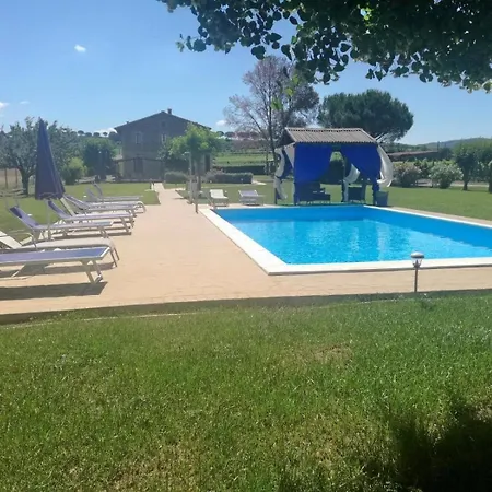 アパート In Mit Grill, Gemeinschaftlichem Pool Und Garten