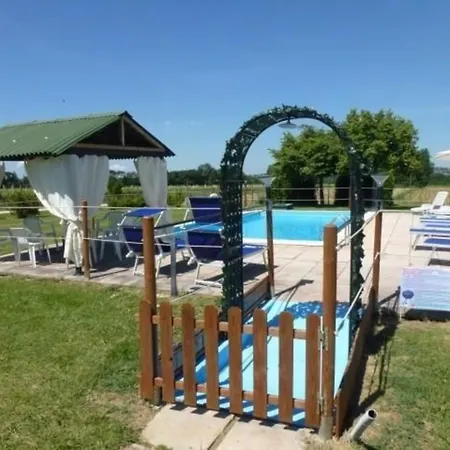 アパート In Mit Grill, Gemeinschaftlichem Pool Und Garten *